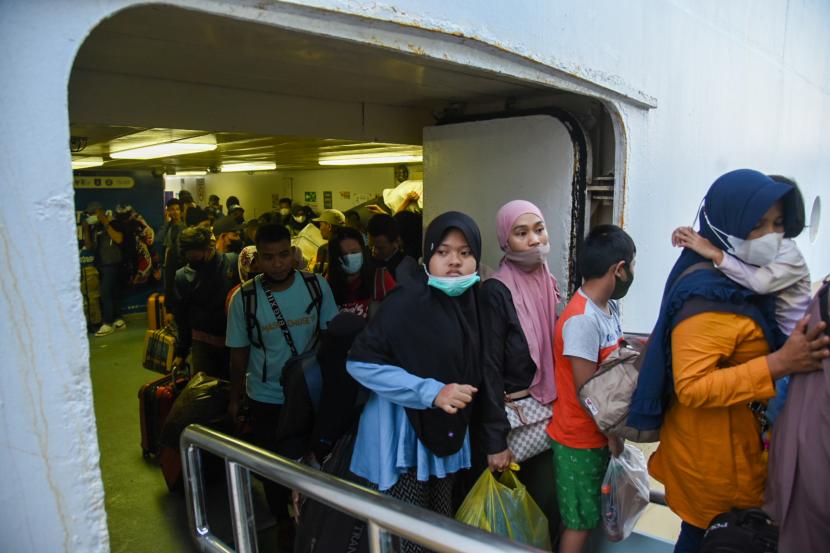 Sejumlah pemudik berjalan turun dari Kapal Motor (KM) Kelud setibanya di Pelabuhan Bandar Deli, Belawan, Medan, Sumatera Utara, Selasa (26/4/2022). Memasuki H-6 Hari Raya Idul Fitri 1443 H, sebanyak 2.297 pemudik dari Batam, Kepulauan Riau tiba di Pelabuhan Bandar Deli, Medan.