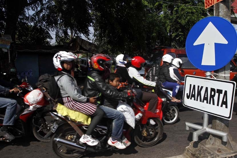 Sejumlah pemudik bermotor mulai berdatangan di jalan raya Kalimalang, Bekasi, Jawa Barat, Ahad (26/8).     (Adhi Wicaksono)