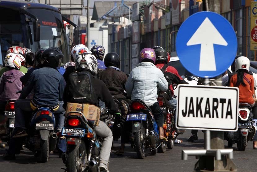 Pengendara bermotor di jalan raya Kalimalang, Bekasi, Jawa Barat, Ahad (26/8). (Adhi Wicaksono)