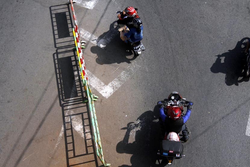  Sejumlah pemudik bermotor mulai berdatangan di jalan raya Kalimalang, Bekasi, Jawa Barat, Ahad (26/8). (Adhi Wicaksono)