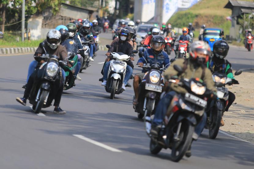Sejumlah pemudik bersepeda motor yang akan kembali ke Jakarta melintas di jalur Pantura WIdasari, Indramayu, Jawa Barat, Sabtu (7/5/2022). Pada H+4 Lebaran, arus balik di ruas jalur Pantura terus mengalami peningkatan yang didominasi kendaraan roda dua