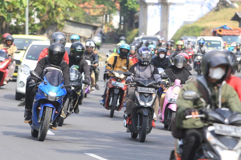 Pengguna sepeda motor( Ilustrasi). Penggunaan sepeda motor listrik diharapkan dapat menghemat bahan bakar minyak sekitar 13 juta barel per tahun.