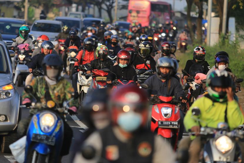 Sejumlah pemudik bersepeda motor yang akan kembali ke Jakarta melintas di jalur Pantura Lohbener, Indramayu, Jawa Barat, Ahad (8/5/2022). Pada H+5 Lebaran, arus balik di ruas jalur Pantura masih terpantau ramai yang didominasi kendaraan roda dua. 
