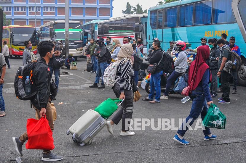 Sejumlah pemudik bersiap menaiki bus di terminal Bekasi, Jawa Barat, Kamis (30/7/2020). H-1 jelang hari raya Idul Adha 1441 Hijriah pemudik memadati terminal Bekasi untuk pulang ke kampung halaman.