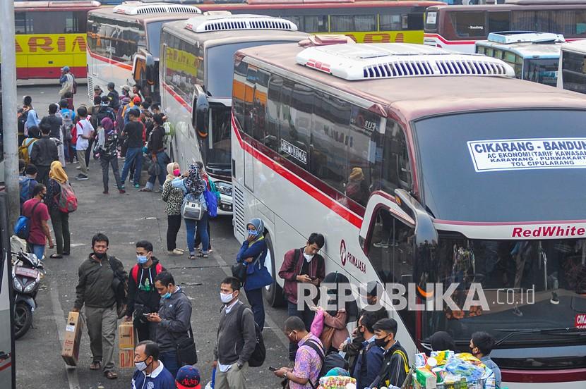 Sejumlah penumpang bersiap menaiki bus di terminal Bekasi, Jawa Barat. (ilustrasi)