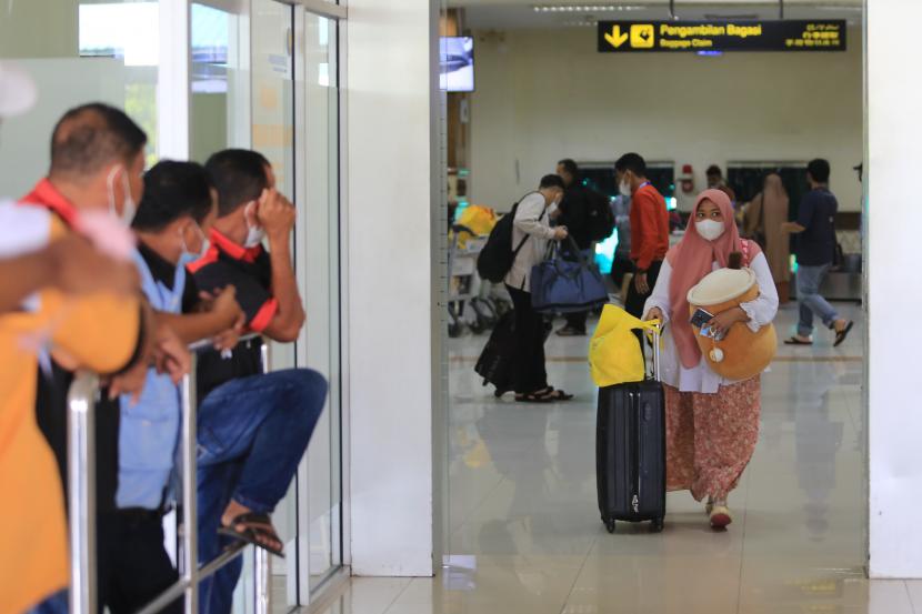 Sejumlah pemudik dari Jakarta tiba di Bandara Internasional Sultan Iskandar Muda (SIM), Blang Bintang, Aceh Besar, Aceh, Jumat (22/4/2022).