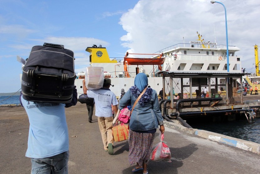 Sejumlah pemudik dengan tujuan Pulau Sapeken bersiap menaiki KM Sabuk Nusantara di Pelabuhan Tanjung Wangi, Banyuwangi, Jawa Timur, Minggu (26/6). 