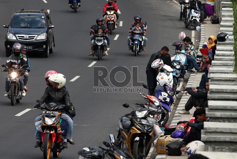  Sejumlah pemudik kendaraan roda dua berhenti di kawasan Lingkar Nagreg, Jawa Barat, Ahad (11/8).  (Republika/Adhi Wicaksono)