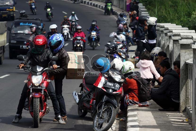  Sejumlah pemudik kendaraan roda dua berhenti di kawasan Lingkar Nagreg, Jawa Barat, Ahad (11/8).  (Republika/Adhi Wicaksono)