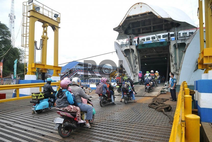 Sejumlah pemudik kendaraan roda dua mengantr menaiki kapal feri. (Republika/ Prayogi).