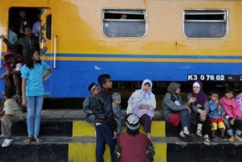Sejumlah pemudik lokal menaiki kereta api jarak pendek Padalarang-Cicalengka di Stasiun Kiara Condong, Bandung, Jawa Barat, Kamis (1/9). (Republika/Aditya)