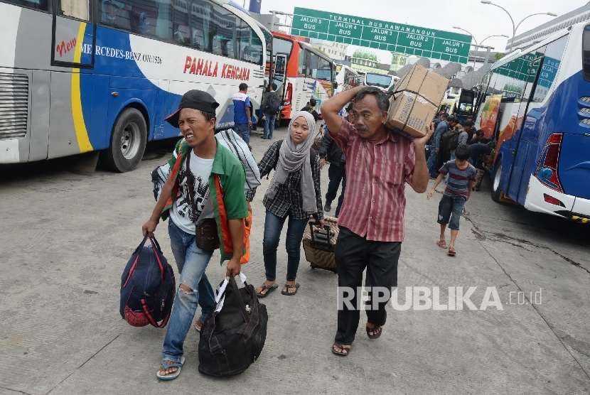 Sejumlah pemudik membawa barang bawaan yang akan menaiki bus di Terminal Rawamangun, Jakarta Timur, Ahad (3/7). (Republika/Yasin Habibi)