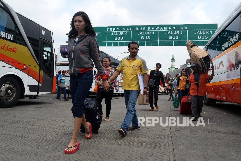 Sejumlah pemudik membawa barang bawaan yang akan menaiki bus di Terminal Rawamangun, Jakarta Timur. (Republika/Yasin Habibi)