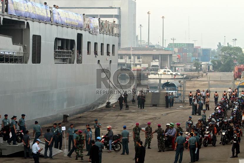 Sejumlah pemudik mengantre masuk KRI Banda Aceh di Pelabuhan Nusantara Pura, Tanjung Priok, Jakarta, Ahad (4/8).   (Republika/Adhi Wicaksono)