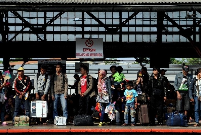 Sejumlah pemudik menungu datangnya rangkaian kereta di Stasiun Pasar Senen, Jakarta, Rabu (15/8).