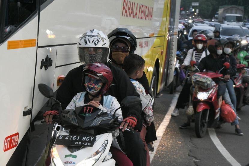 Sejumlah pemudik motor melintas di Jalan Ahmad Yani, Bekasi, Jawa Barat, (ilustrasi).