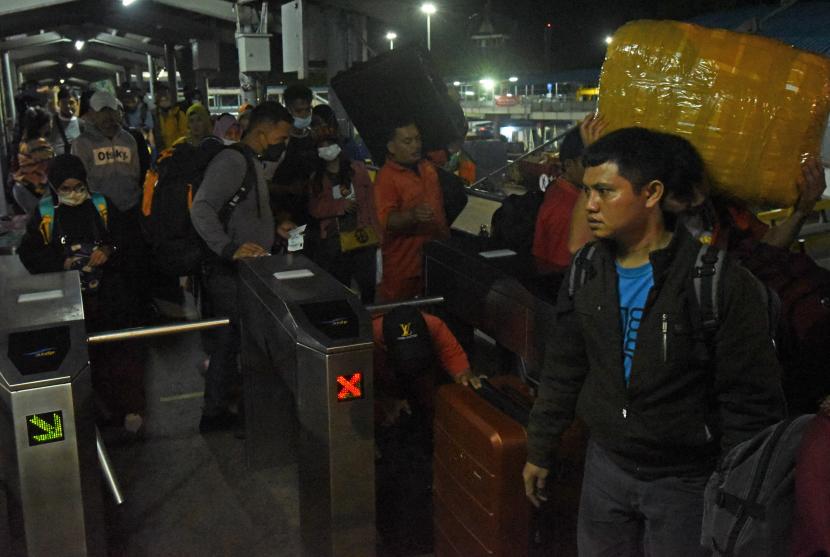 Sejumlah pemudik pejalan kaki antre masuk ke kapal Roll on-Roll off (RoRo) untuk menyeberang ke Pulau Sumatera di Pelabuhan Merak, Banten, Rabu (27/4/2022) dini hari. Menurut data PT ASDP Merak, sejak H-10 hingga H-6 dini hari setidaknya terdapat 22.700 kendaraan sudah menyeberang ke Sumatera dengan total penumpang kapal RoRo mencapai 192.810 orang.