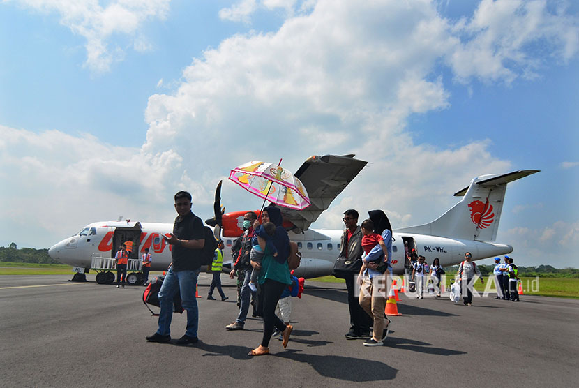 Sejumlah pemudik pesawat tiba di Bandara Komersil Lanud Wiriadinata, Cibeurem, Kota Tasikmalaya, Jawa Barat. Harga tiket pesawat memberikan andil terhadap inflasi Desember.