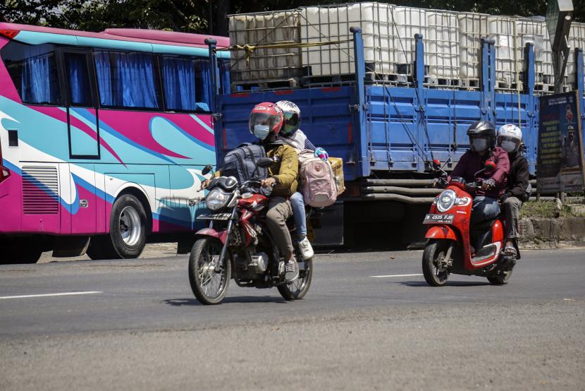Sejumlah pemudik sepeda motor melintas di jalur Pantura Pekalongan, Jawa Tengah, Selasa (11/5/2021).