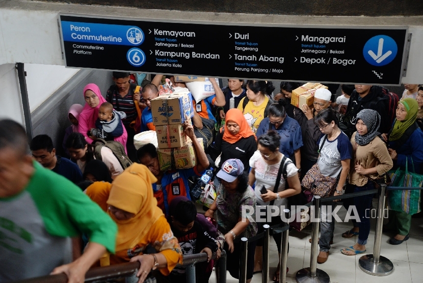  Arus balik lebaran sudah terlihat dengan ramainya Stasiun Senen, Jakarta, Jumat (8/7), oleh pemudik yang kenbali dari kampung halaman. (Republika/Yasin Habibi)