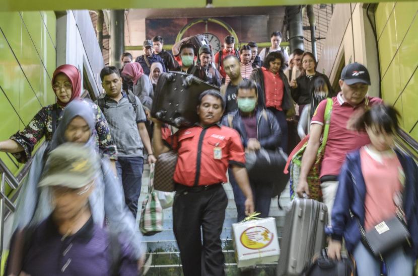 Sejumlah pemudik tiba di Stasiun Gambir, Jakarta Pusat,