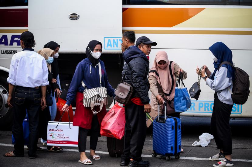 Sejumlah pemudik tiba di Terminal Kalideres, Jakarta, Kamis (5/5/2022). Palang Merah Indonesia (PMI) Jakarta Barat membagikan masker dan vitamin C kepada penumpang yang hendak berangkat dari Terminal Bus Antar Kota Antar Provinsi (AKAP) Kalideres, Jakarta Barat.