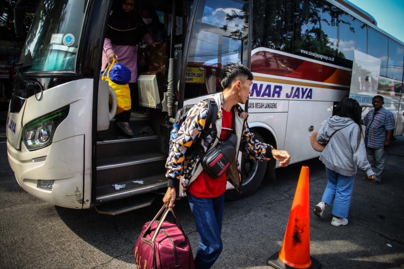 Sejumlah pemudik turun dari bus setiba di Terminal Kalideres, Jakarta Barat, Kamis (5/5/2022). 