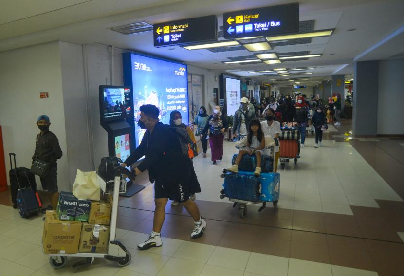 Sejumlah pengunjung tiba di terminal kedatangan Bandara Internasional Minangkabau (BIM), Padangpariaman, Sumatra Barat, Sabtu (30/4/2022). Mulai bulan depan, BIM akan kembali melayani penerbangan luar negeri, yakni rute Kuala Lumpur-Padang dengan maskapai AirAsia.