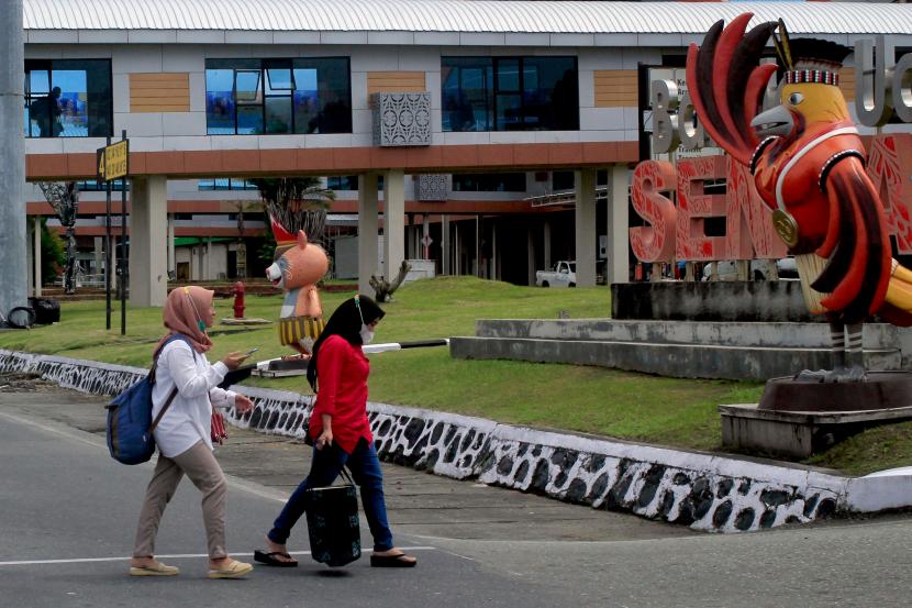 Sejumlah penumpang tiba di Terminal Kedatangan Bandara Sentani, Jayapura, Papua, Sabtu (30/4/2022). Bandara Sentani, Kabupaten Jayapura, Papua, saat ini memberlakukan surat edaran bagi pelaku perjalanan.