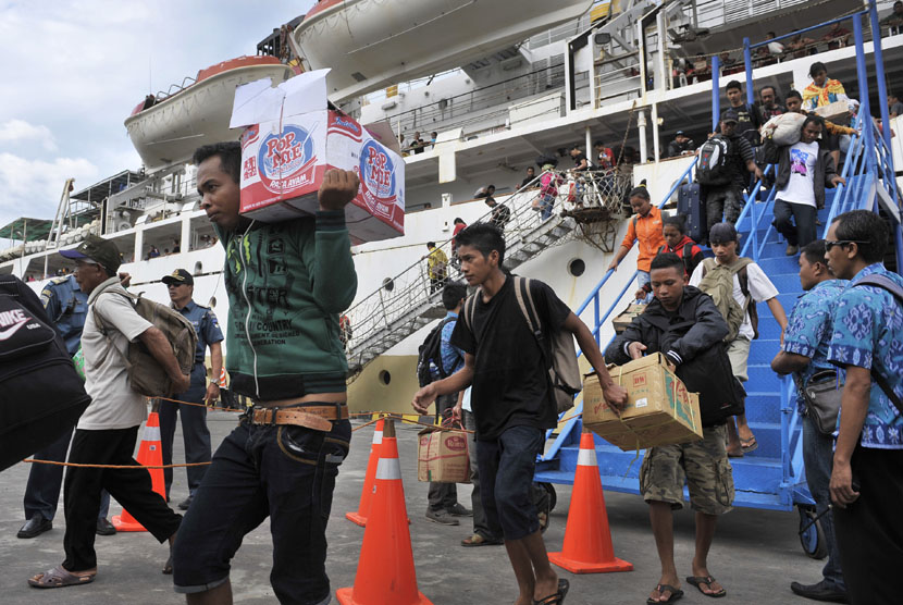  Suasana keramaian penumpang yang turun dari kapal feri di Pelabuhan Benoa, Denpasar. 