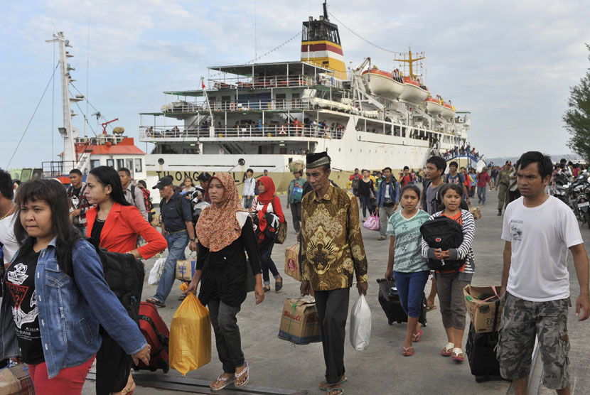  Sejumlah penumpang kapal di Pelabuhan Benoa, Bali (ilustrasi)