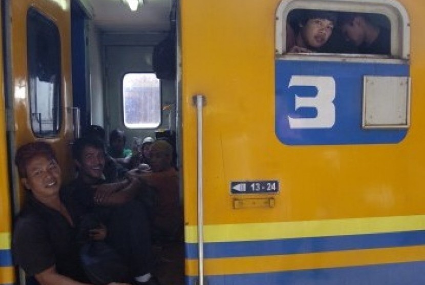 Sejumlah pemudik yang menggunakan Kereta Api (KA) Matar Remaja jurusan Jakarta - Malang terlihat duduk di gerbong toilet saat di Stasiun Senen Jakarta Ahad (21/8). Di Stasiun Senen suasana arus mudik mulai terlihat.