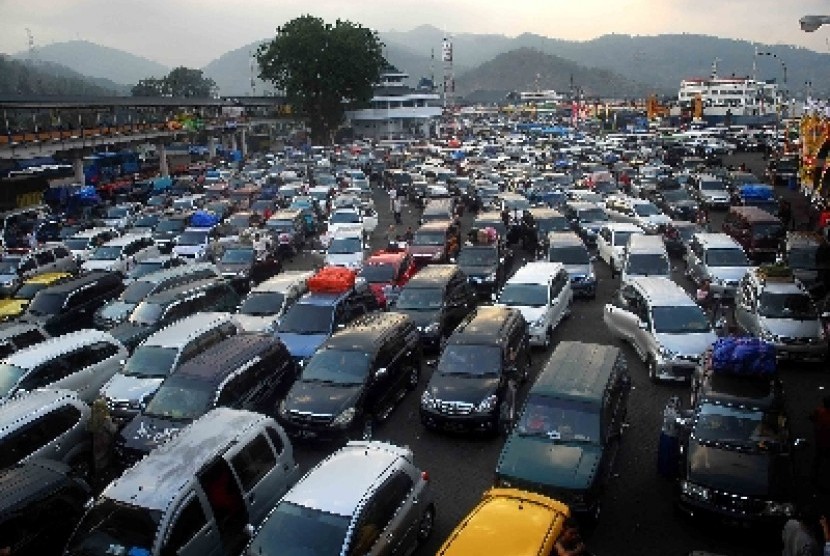   Sejumlah pemudik yang menggunakan mobil pribadi menunggu kedatangan kapal roro di Pelabuhan Merak, Banten, kamis (16/8).