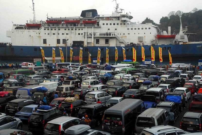  Sejumlah pemudik yang menggunakan mobil pribadi menunggu kedatangan kapal roro di Pelabuhan Merak, banten, kamis (16/8).(Agung Supriyanto/Republika)