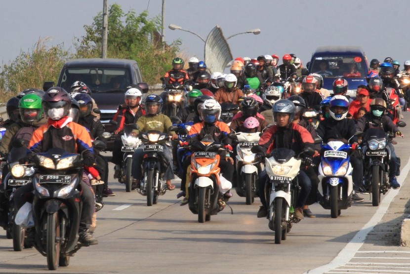 Sejumlah pemudik yang menggunakan sepeda motor melintas di jalur pantura Tegal karang, Palimanan, Cirebon, Jawa Barat, Selasa (21/7). 