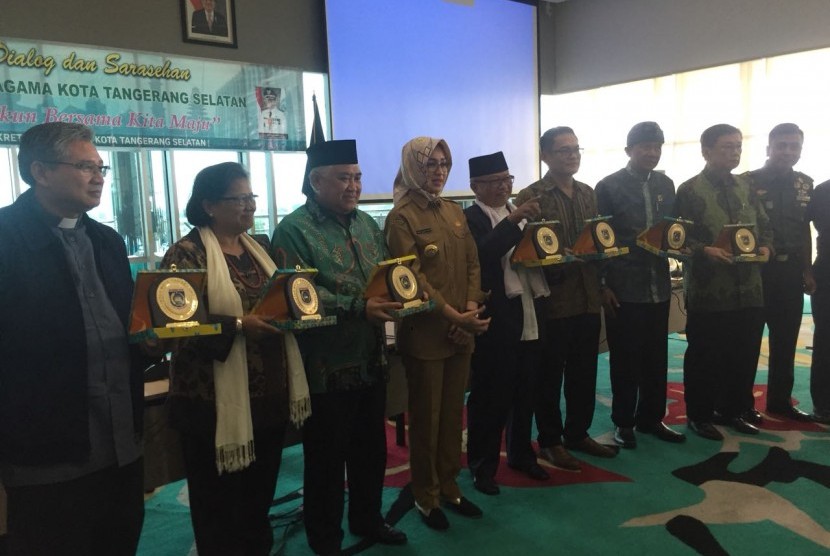 Sejumlah pemuka agama berkumpul di Kantor Wali Kota Tangerang Selatan (Tangsel) untuk bersilaturahim, Senin (5/3). Acara tersebut dihadiri Din Syamsuddin dan Wali Kota Tangsel Airin Rachmi Diany.