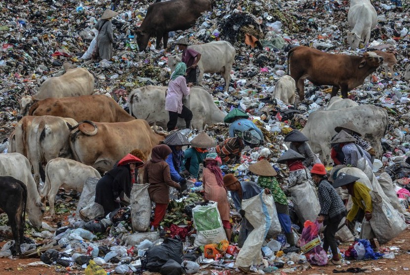 Sejumlah pemulung memungut sampah plastik di Tempat Pembuangan Akhir (TPA) sampah Kampung Ciangir, Kota Tasikmalaya, Jawa Barat.