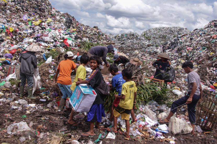 Sejumlah pemulung mencari barang bekas di Tempat Pembuangan Sampah Akhir di Kalimantan Timur.