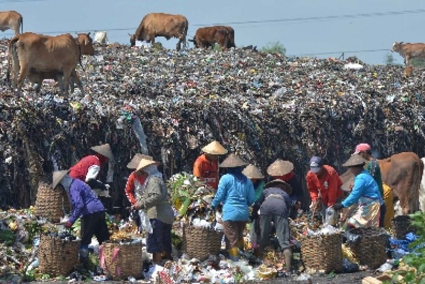   Sejumlah pemulung mencari sampah plastik di Tempat Pembuangan Akhir (TPA) Putri Cempo Solo, Rabu (25/3).