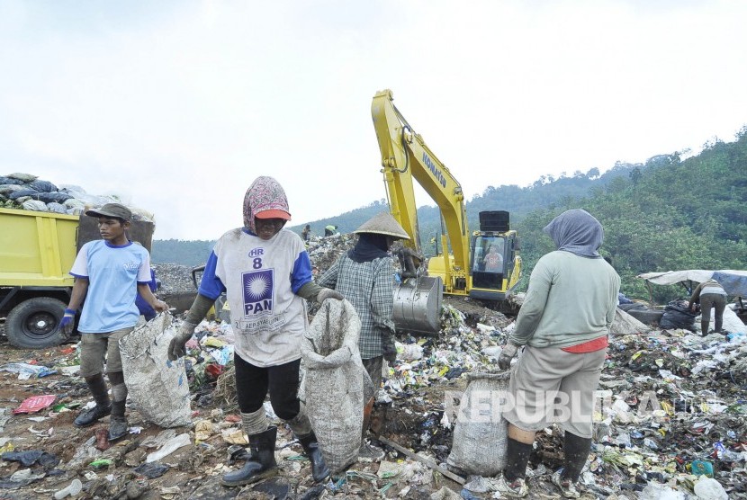 Sejumlah pemulung mencari sampah plastik  (Mahmud Muhyidin)