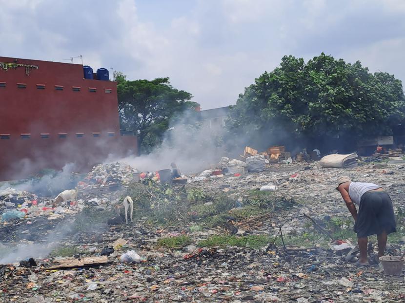 Sejumlah pemulung tengah beraktivitas di tempat pembuangan sampah ilegal di kawasan Karang Timur, Kecamatan Karang Tengah, Kota Tangerang, Senin (31/10/2022). 
