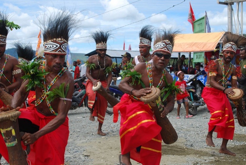 Sejumlah penari berlatih tarian adat yang akan ditampilkan dalam Festival Danau Sentani (FDS)