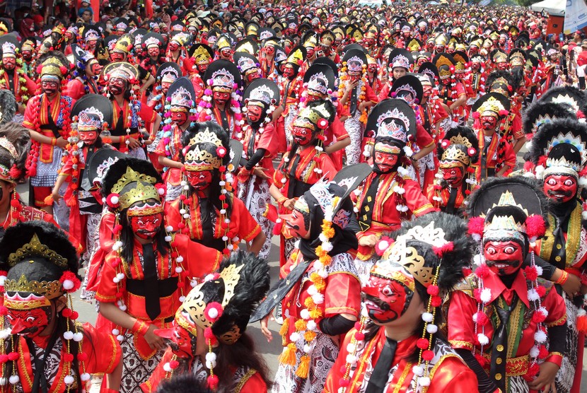 Sejumlah penari memainkan tarian Topeng Klana saat pencatatan rekor Museum Rekor Dunia Indonesia (MURI) di Indramayu, Jawa Barat, Sabtu (15/10/2022). Tari Topeng Klana khas Indramayu yang dimainkan oleh 7.891 penari yang terdiri dari Pelajar, guru, dan ASN tersebut berhasil memecahkan rekor MURI tari Topeng Klana dengan jumlah perserta terbanyak. 