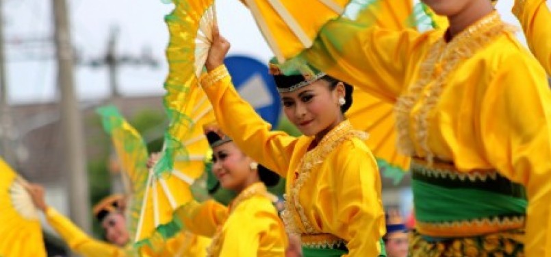  Sejumlah penari membawakan tarian kolosal yang mengisahkan penyebaran agama Islam di tanah Jawa saat pembukaan Pasar Malam Perayaan Sekaten (PMPS) Tahun Wawu 1945/2011 Masehi di kawasan ALun-ALun Utara, Yogyakarta, Rabu (28/12).