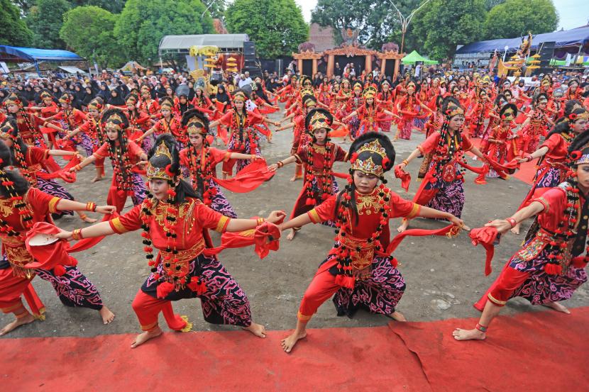 Sejumlah penari memperagakan gerakan tarian seribu topeng klana pada kegiatan Gegesik Creative Festival di Alun-Alun Gegesik, Cirebon, Jawa Barat, Rabu (8/6/2022). Pertunjukan tersebut dalam rangka memperingati Bulan Pancasila. 