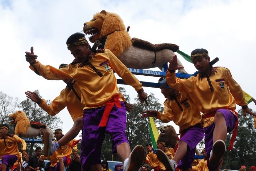 Sejumlah penari mempertunjukkan seni rakyat Sisingaan (Gotong Singa) asal Subang, saat pembukaan Festival Tangkuban Perahu ke-2, Lembang, Kab. Bandung, Jabar, Rabu (16/5).