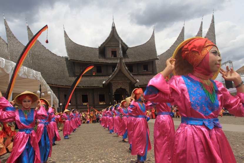 Sejumlah penari menampilkan tari kolosal yang berjudul Rantrak Saragam Mayintak Bumi saat mengikuti Festival Pesona Budaya Minangkabau 2016 di Istano Basa Pagaruyung, Kabupaten Tanah Datar, Sumatera Barat, Kamis (27/10).(Antara/Muhammad Arif Pribadi)