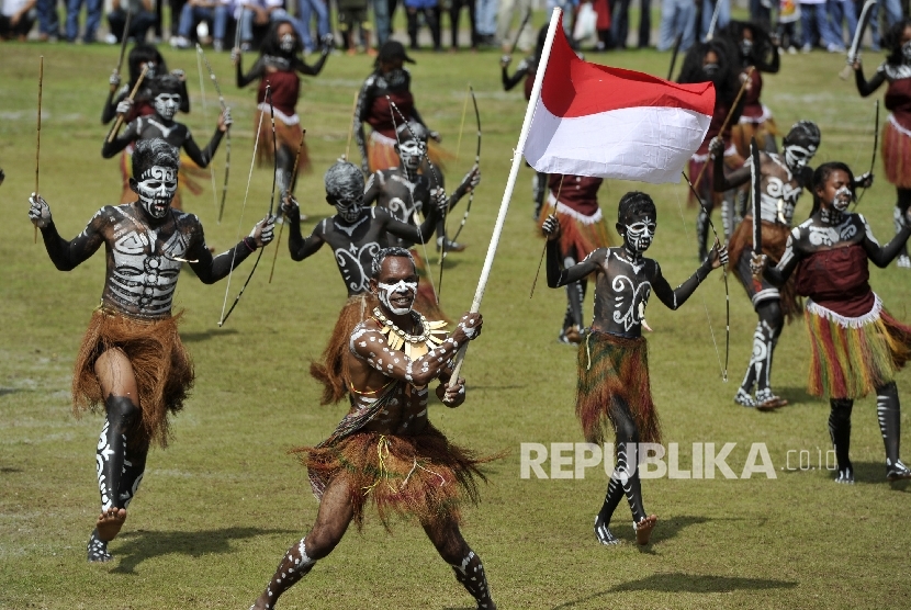 Sejumlah penari menampilkan Tarian Massal Papua seusai acara Upacara Peringatan HUT ke-70 RI di Alun-Alun Kuala Kencana, Mimika, Papua, Senin, 17 Agustus 2015.
