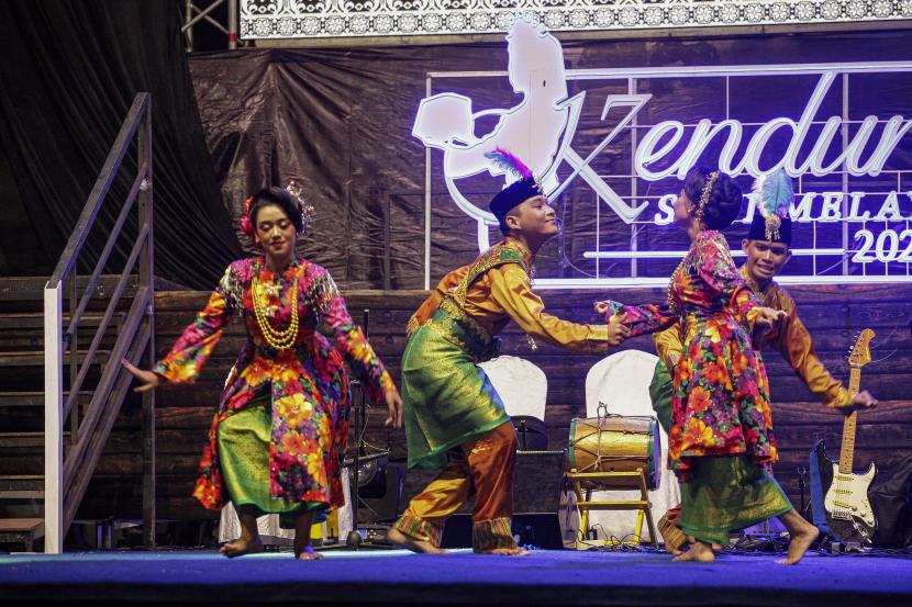 Sejumlah penari menampilkan tarian Melayu kreasi pada malam Kenduri Seni Melayu (KSM) di Batam, Kepulauan Riau (ilustrasi).