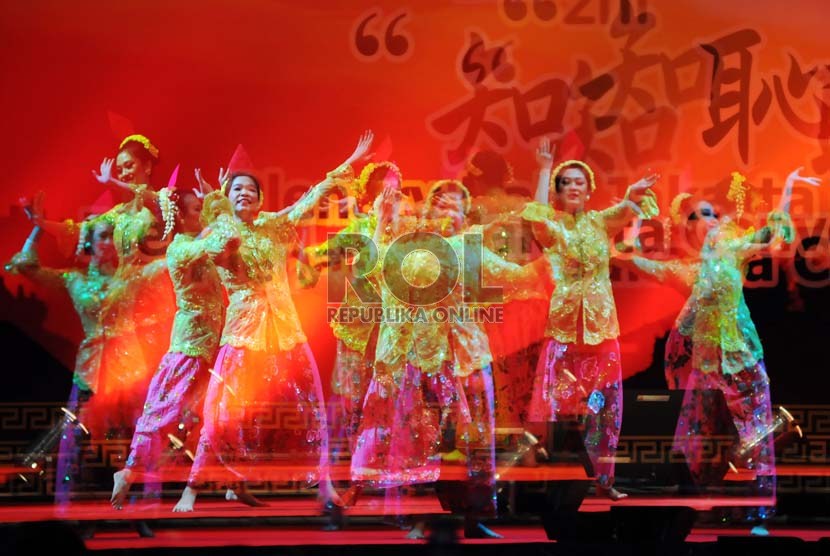   Sejumlah penari menampilkan tarian paduan budaya Tionghoa dan Indonesia dalam acara peringatan Tahun Baru Imlek Nasional di Jakarta, Selasa (19/2).   (Republika/Aditya Pradana Putra)